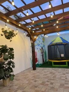 a room with a play area with a large tent at La casa de Mickey in Ciudad Juárez