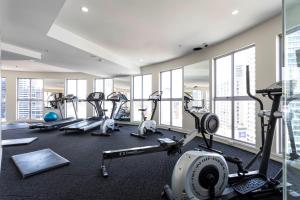 een fitnessruimte met diverse loopbanden en hometrainers bij Gia Sydney in Sydney