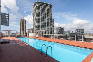 una piscina sul tetto di un edificio di Gia Sydney a Sydney