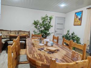 een eetkamer met een houten tafel en stoelen bij Sun House in Jechegnadzor