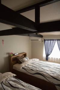- une chambre avec des lits superposés et une fenêtre dans l'établissement Kyoto Gion Shinbashi-an, à Kyoto