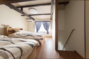 - 2 lits dans une chambre avec fenêtre dans l'établissement Kyoto Gion Shinbashi-an, à Kyoto