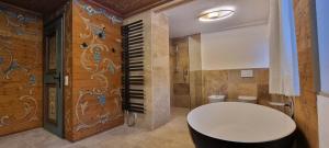 Ένα μπάνιο στο Exclusive Villa Tirol +43 φωτογραφίες