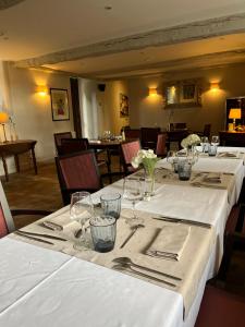 A seating area at Logis Hôtel Le Manoir Des Portes