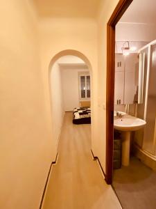 un pasillo con lavabo y una cama en una habitación en Bel appartement, centre culturel, en Vallauris