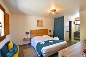 A bed or beds in a room at Villa Bergeries De Calvi