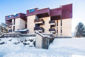 昂塞勒的住宿－Piolit andCo - Studio vue montagne，前面有雪的建筑