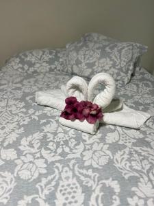 - une paire de serviettes et un porte-serviettes sur un lit dans l'établissement CasaCactus em Tamoios na quadra da praia junto a Barra de São João, à Cabo Frio