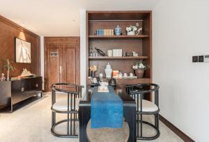 ein Esszimmer mit Tisch und Stühlen in der Unterkunft Atour X Chongqing Jiefangbei pedestrian Street in Chongqing + 21 Fotos