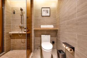 łazienka z toaletą i prysznicem w obiekcie Atour S Hotel Beijing Anzhen w Pekinie