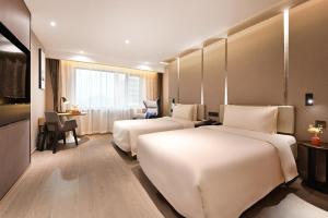 Pokój hotelowy z 2 łóżkami i biurkiem w obiekcie Atour S Hotel Beijing Anzhen w Pekinie