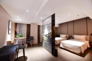 銀川市にあるAtour Hotel Yinchuan Gulou Pedestrian Streetのベッド2台とテーブルが備わるホテルルームです。