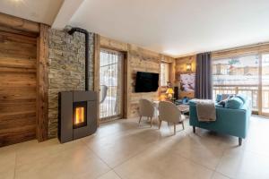 a living room with a couch and a fireplace at Chalet L'arcelle, Spa privée in Lanslebourg-Mont-Cenis