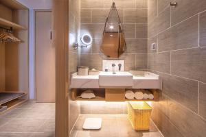 郑州郑州航空港新郑国际机场亚朵酒店的浴室里有洗手池和镜子