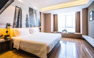 Letto o letti in una camera di Atour Hotel (Shanghai International Tourism and Resorts Zone XiuYan Road)