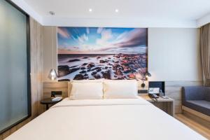 Postel nebo postele na pokoji v ubytování Atour Hotel Weihai City Center