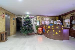 een winkel met een kerstboom in een kamer bij Sao Phương Thảo Hotel - 140 Lê Thiệt - by Bay Luxury in Ho Chi Minh-stad