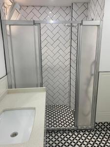 eine Dusche mit Glastür im Bad in der Unterkunft Cosy suites hotel in Antalya