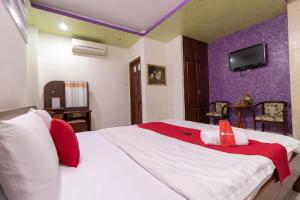 een slaapkamer met een groot wit bed en een rode deken bij Sao Phương Thảo Hotel - 140 Lê Thiệt - by Bay Luxury in Ho Chi Minh-stad