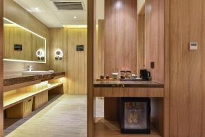 een badkamer met een wastafel en een aanrecht met een open haard bij Atour Hotel Zhongguancun Yongfeng Base Beijing in Beijing