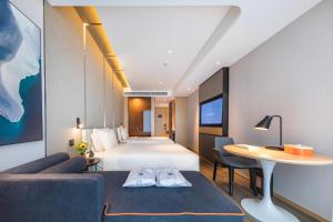 Postel nebo postele na pokoji v ubytování Atour Hotel Shanghai Wujiaochang Daxue Road