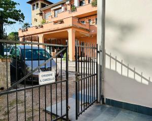 un portail avec un panneau devant une maison dans l'établissement Assisi, Angolo di Matilde, à Petrignano
