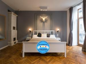a bedroom with a large white bed in a room at My Place Ferdinand in Cluj-Napoca
