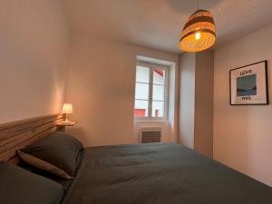 Un pat sau paturi într-o cameră la Appartement Saint-Jean-de-Luz, 3 pièces, 4 personnes - FR-1-239-910