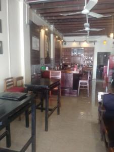 ein Restaurant mit Tischen und Stühlen und eine Bar in der Unterkunft Birds Nest 2.0 in Kampot