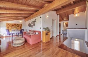 ein Wohnzimmer mit einem roten Sofa und einem Tisch in der Unterkunft Balcony Lake View Apartment in Lierna