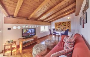 ein Wohnzimmer mit einem Sofa und einem TV in der Unterkunft Balcony Lake View Apartment in Lierna