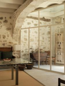 ein Wohnzimmer mit einem Tisch und einer Badewanne in der Unterkunft El Priorato de Trespaderne in Trespaderne