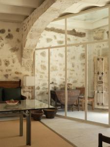 a living room with a table and a tub at El Priorato de Trespaderne in Trespaderne