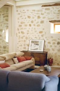 a living room with two couches and a table at El Priorato de Trespaderne in Trespaderne