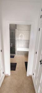 un corridoio di un bagno con doccia di Casa Rambla - Restore - Relax a Bédar