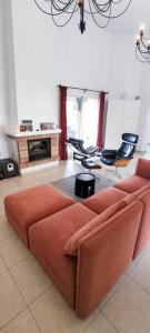 un soggiorno con divano rosso e sedie di Casa Rambla - Restore - Relax a Bédar