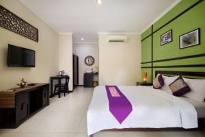 Ein Bett oder Betten in einem Zimmer der Unterkunft Canggu Bona Kubu by Kamara