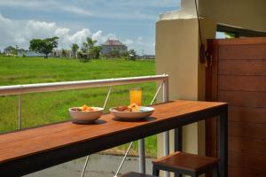 Ein Balkon oder eine Terrasse in der Unterkunft Canggu Bona Kubu by Kamara
