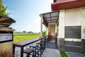 Ein Balkon oder eine Terrasse in der Unterkunft Canggu Bona Kubu by Kamara