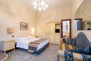 - une chambre avec un lit et un canapé dans l'établissement Hotel Torino, à Venise