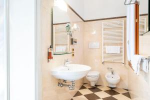 ein Bad mit einem Waschbecken und einem WC in der Unterkunft Hotel Torino in Venedig