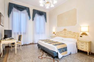 Postel nebo postele na pokoji v ubytování Hotel Torino