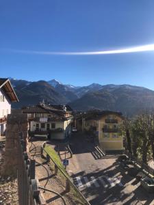 Vistas a una ciudad con montañas en el fondo en Casa Ele Carano, en Carano