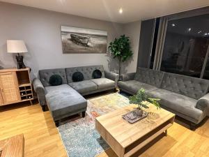 Posezení v ubytování Modern City Centre Apartment In Swindon