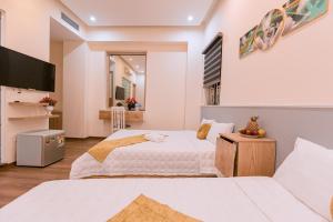 Habitación de hotel con 2 camas y TV en Golden Diamond Hotel en Hanói
