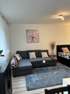 uma sala de estar com um sofá e uma mesa em Studio apartman Stefi em Samobor