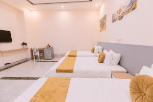 Habitación de hotel con 2 camas y TV de pantalla plana. en Golden Diamond Hotel en Hanói