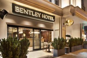 una entrada a un hotel de belleza con un cartel en Bentley Hotel Old City-Special Class, en Estambul