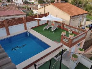 una vista aérea de una piscina en una casa en CasaFamiliar/Tranquilidad25minBCN/BbqPiscinaAAWifi, en Rubí