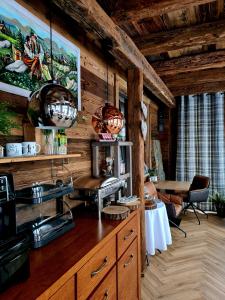 ザコパネにあるWilla Mały Dworekの木製の壁とペンダントライト2つ付きのキッチン